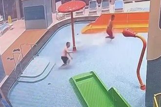 Otec sa v noci vlamal do akvaparku na oslavu narodenin