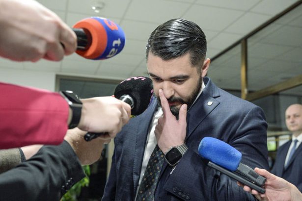 Pavol Gaspar porusil zakon informoval otca tvrdi Kolikova PS Sef SIS ma byt vzorom zdrzanlivosti nie mafianskymi tetovaniami