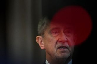 Politolog Babis a Okamura sa mozu vyhnut stihaniu