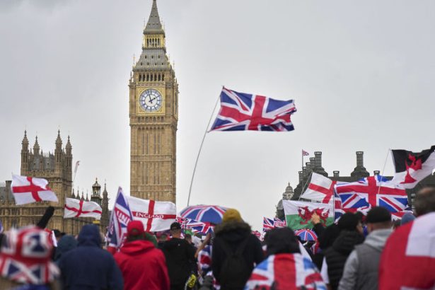 Robinson burcuje Londyn Revolucia sa zacala