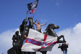 Robinsonova demonstracia v Londyne vyustila do nasilia 26 zranenych policajtov styria z nich vazne