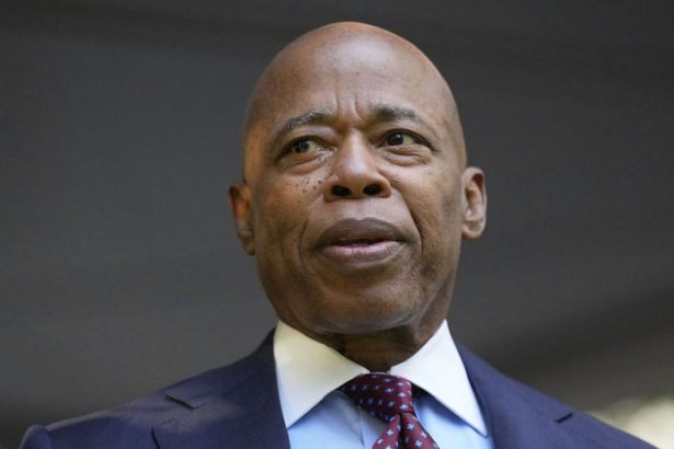 Rok skandalov zmatkov a obvineni Starosta Adams odstupil z boja o New York