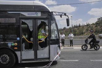 Strelba v Jeruzaleme si vyziadala sest mrtvych
