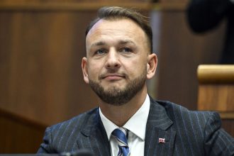 Sutaj Estok Ukoncil som vojnu v policii stabilizoval ju Minister opustil svoj rezort reagoval Karas