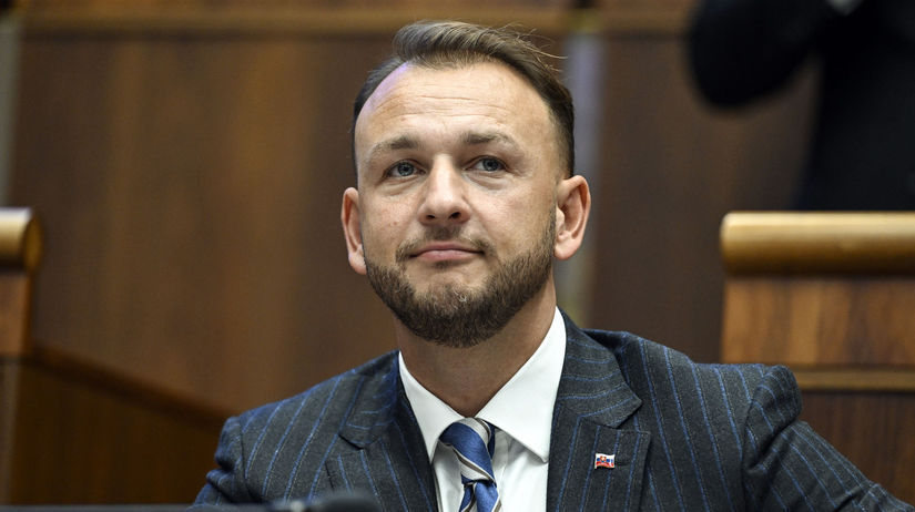 Sutaj Estok Ukoncil som vojnu v policii stabilizoval ju Minister opustil svoj rezort reagoval Karas