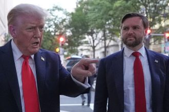 Trump uvali 100 percentne cla na krajiny kupujuce rusku ropu