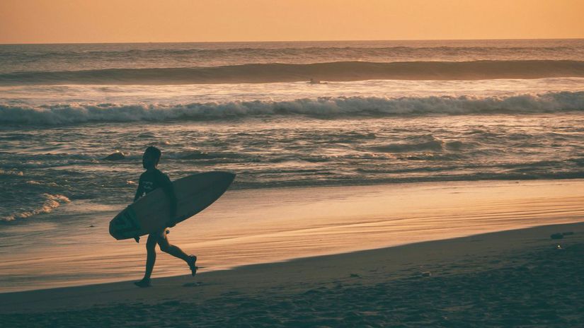 Turista sa utopil plavcik sa pozeral na mobil