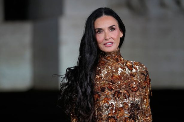 Uchvatna Demi Moore v zlate Serena stihla a Gwyneth Gucci vracia strateny sexepil
