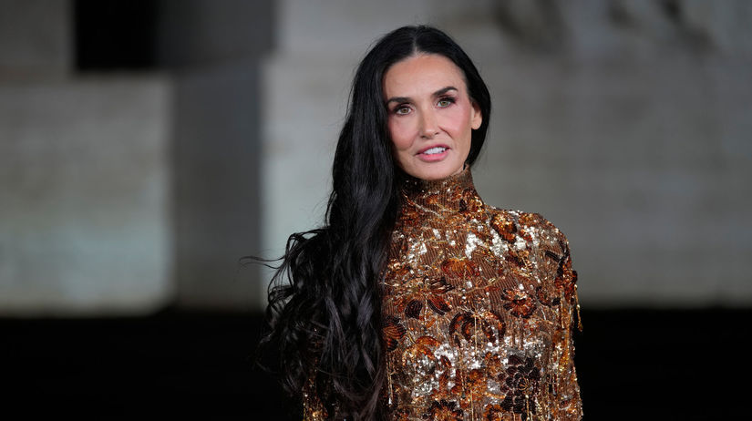 Uchvatna Demi Moore v zlate Serena stihla a Gwyneth Gucci vracia strateny