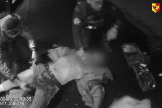 VIDEO Krvavy utok v prazskej MHD Pachatel pobodal dvoch muzov hrozi mu dozivotie