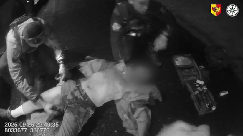 VIDEO Krvavy utok v prazskej MHD Pachatel pobodal dvoch muzov hrozi mu dozivotie