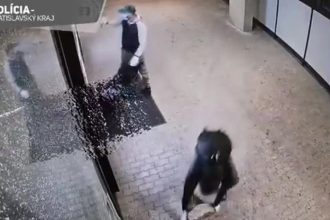 VIDEO S kamenom a sekerou sa do prevadzky nevstupuje Policia hlada pachatelov z incidentu na Dunajskej ulici Poznate muzov na zazname