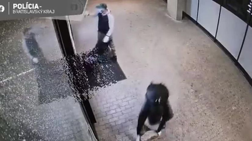 VIDEO S kamenom a sekerou sa do prevadzky nevstupuje Policia hlada pachatelov z incidentu na Dunajskej ulici Poznate muzov na zazname