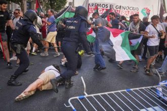 Vuelta vyvrcholila fraskou demonstranti vtrhli na trat