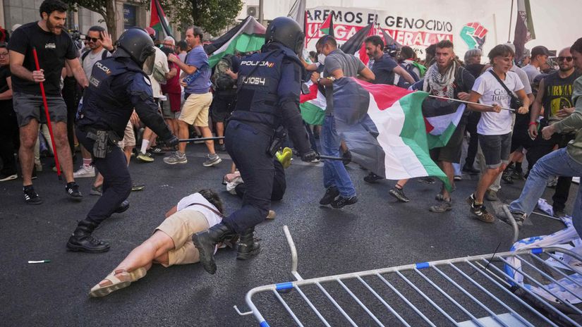 Vuelta vyvrcholila fraskou demonstranti vtrhli na trat