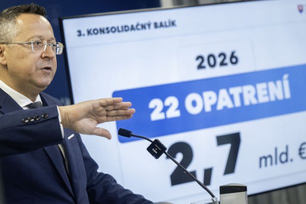 Zmrazenie platom a prepustanie uradnikov