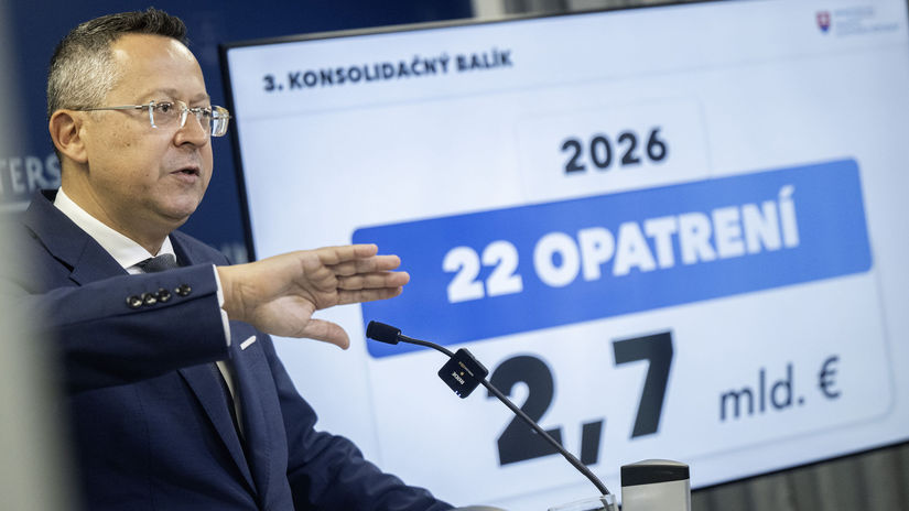 Zmrazenie platom a prepustanie uradnikov