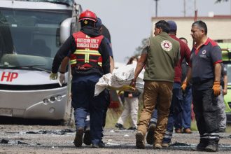 Zrazka vlaku s autobusom v Mexiku ma 10 obet