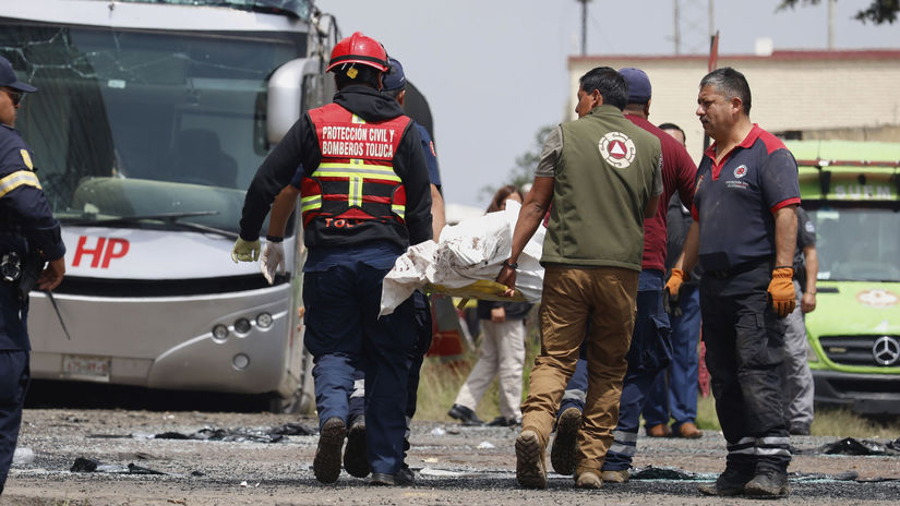 Zrazka vlaku s autobusom v Mexiku ma 10 obet