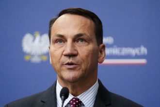 Ak Putin poleti ponad Polsko riskuje zatknutie varuje minister Sikorski
