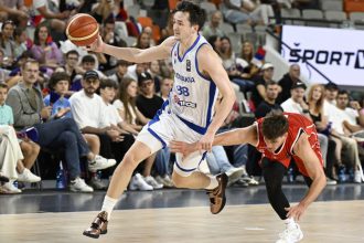 Mladici snazte sa cakaju na vas peniaze