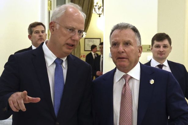 Putin poslal do USA vyjednavaca zachranovat vztahy Trump si mysli ze ho Kremel taha za nos