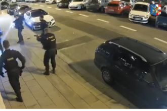 VIDEO Agresivny muz s nozom zautocil na policajtov