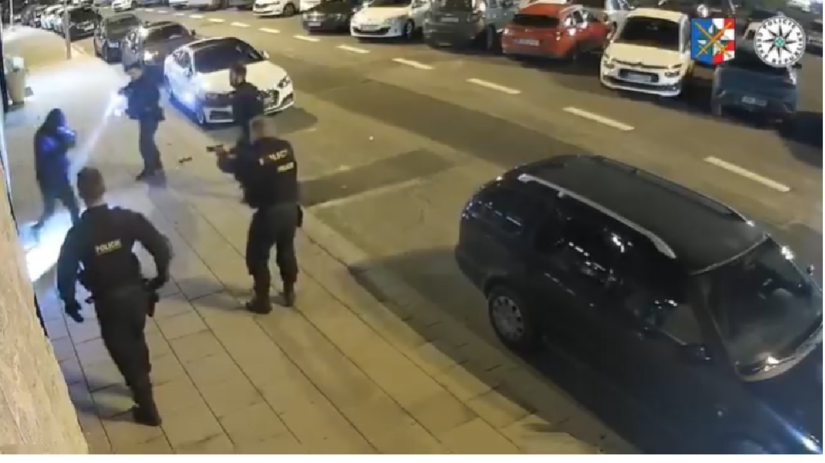 VIDEO Agresivny muz s nozom zautocil na policajtov