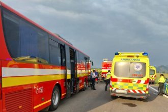 Vo Vysokych Tatrach zrazil autobus dve auta