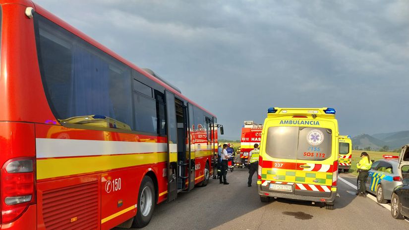 Vo Vysokych Tatrach zrazil autobus dve auta