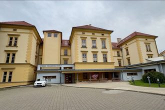 Volal nas cicky bez vystrihu sme nemali hovorit stazuju sa ziacky z Levoce Ucitela riesi policia on hovori o pomste