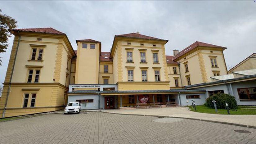 Volal nas cicky bez vystrihu sme nemali hovorit stazuju sa ziacky z Levoce Ucitela riesi policia on hovori o pomste