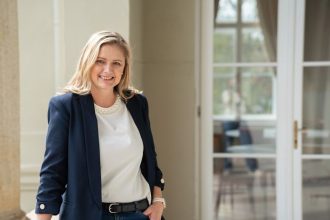 Volebny triumf a debakel Niekdajsia najkrajsia Europanka odpratala ministra financii z parlamentu