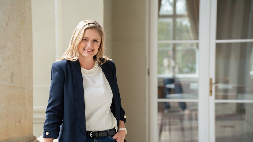 Volebny triumf a debakel Niekdajsia najkrajsia Europanka odpratala ministra financii z parlamentu