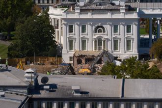 Vychodne kridlo Bieleho domu zburali Trump ma nahradu