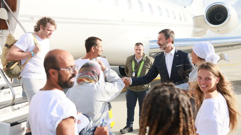 Zadrzany slovensky aktivista sa uz vratil domov