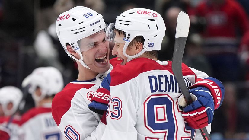 Zbieral body skoro oval so zlomenou hokejkou Slafkovsky ziaril pri obrate Montrealu Oveckinov rekord v tieni debaklu