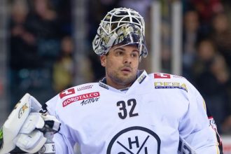 Zhodil prilbu aj lapacku brankar sa pobral v KHL