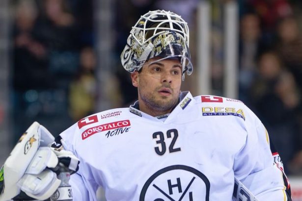 Zhodil prilbu aj lapacku brankar sa pobral v KHL