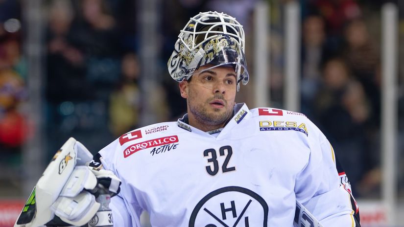 Zhodil prilbu aj lapacku brankar sa pobral v KHL