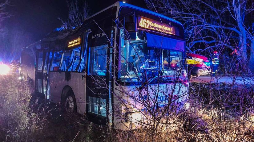 Autobus pri Kosiciach narazil do stromu zraneni cestujuci
