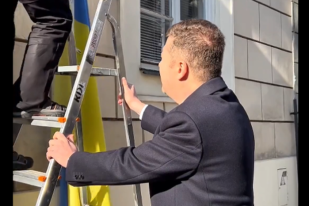 Boj o vlajku Okamura odstranil ukrajinsku vlajku z parlamentu