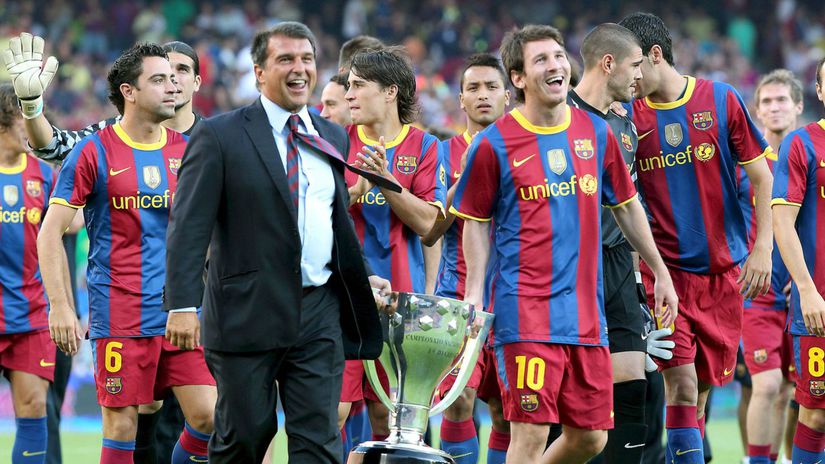 Chcem sa vratit na Nou Camp navnadil fanusikov Messi Sef Barcelony Laporta ich vratil na zem