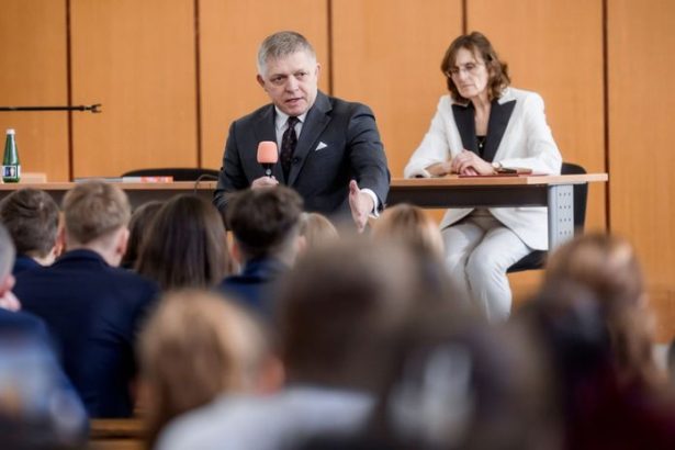 Fico sa vratil do Popradu jeho podporu prekricali demonstranti