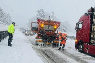 Kalamita Od vcera dialniciari posypali 13 500 km ciest Pomaha aj policia