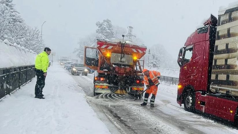 Kalamita Od vcera dialniciari posypali 13 500 km ciest Pomaha aj policia