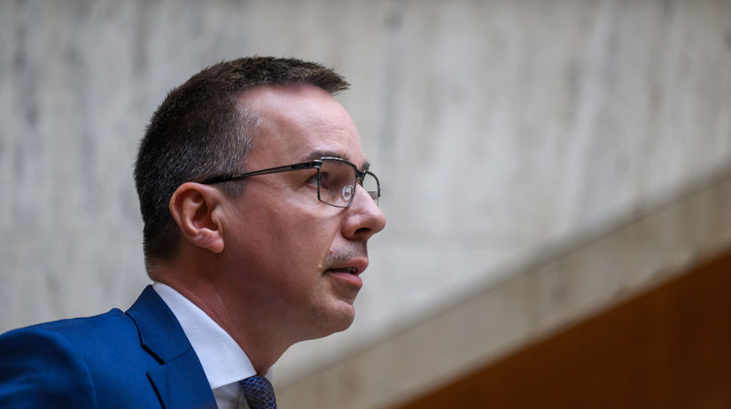 Minister prace sa Nadovi neospravedlni vlada v demisii nemala pravo darovat stihacky MiG 29 na Ukrajinu