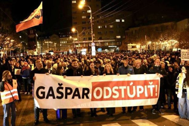 Odstupit Bratislava zazila dalsi pochod za odvolanie Pavla Gaspara Podla SaS prislo 5 az 6 tisic ludi