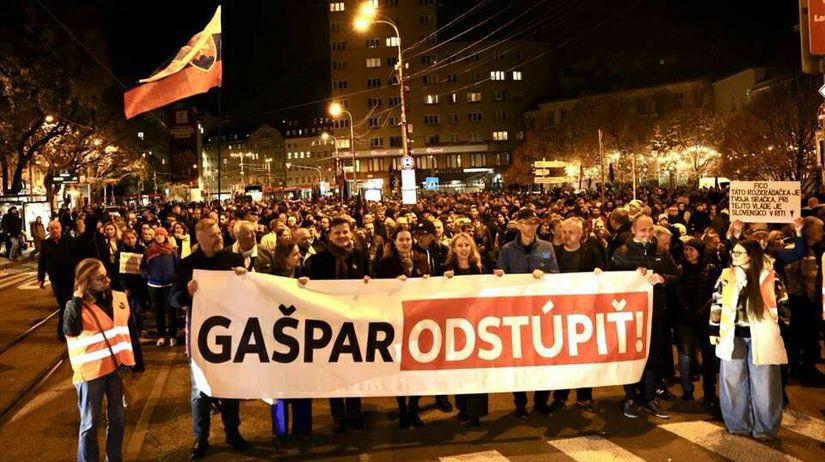 Odstupit Bratislava zazila dalsi pochod za odvolanie Pavla Gaspara Podla SaS prislo 5 az 6 tisic ludi
