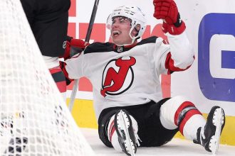 Parada z bekhendu zasah v poklaku a hetrik Simona Nemca v NHL